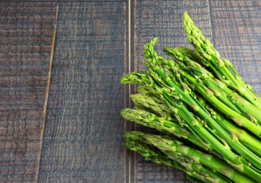 Bir demet taze yeşil kuşkonmaz