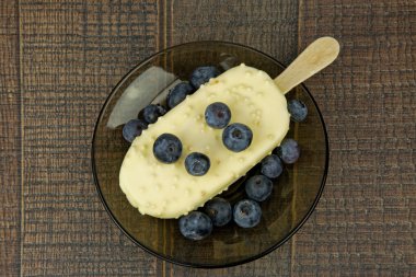 Vanilyalı dondurma bir sopa ile kızılcık