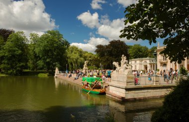 Polonya - Varşova, Temmuz 2016:Pond, su ve turistler Palace