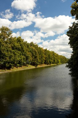 Piaseczynski kanal Varşova mavi gökyüzü altında