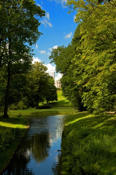Polonia - Varsovia, julio de 2016: Parque Real de Lazienki en Varsovia, julio 201 — Foto de Stock