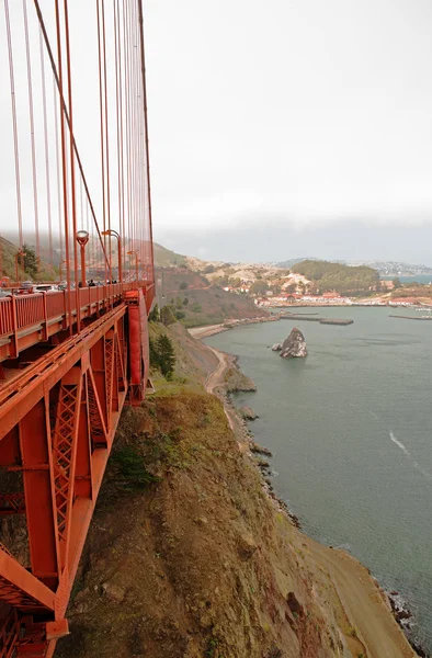 San Francisco, Kalifornia - Usa, 2016:View sie po stronie mostu Golden Gate w San Francisco, sierpień 2016 — Zdjęcie stockowe