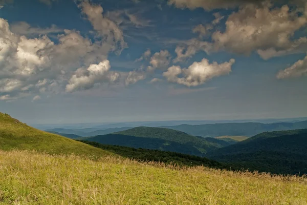 Paysage montagneux avec des sommets lointains — Photo