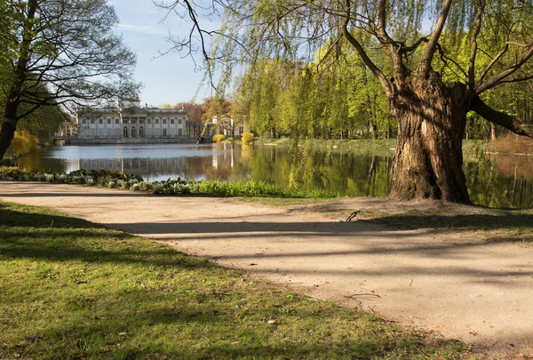 Lazienki (Bath)Royal Park. Vista del palacio sobre el agua — Foto de Stock