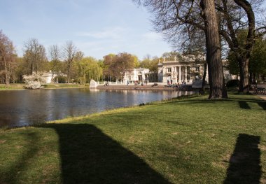 Łazienki (banyo) Royal park. Su sarayının