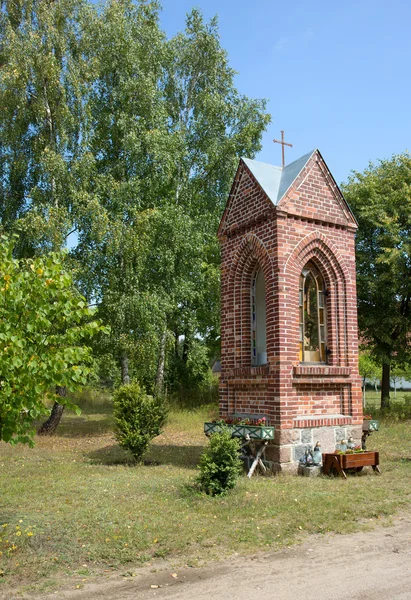 Poland.Roadside kapel op het platteland — Stockfoto