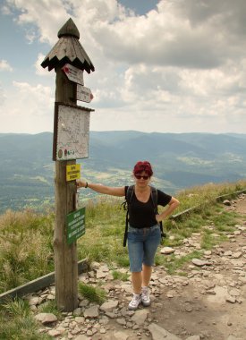 Ayakta ve bilgi ile sonrası bakan kadın turist