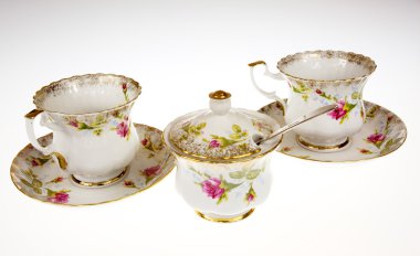 İki porselen, dekoratif bardak ve izole beyaz şekerlik