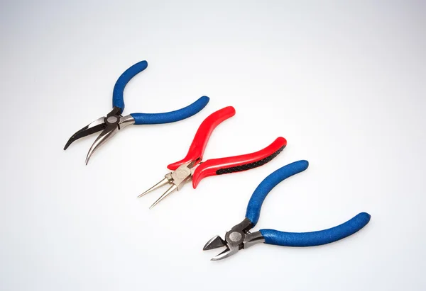 İzole beyaz el yapımı takılar için üç araç