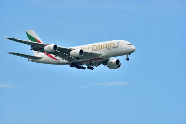 Singapur - Ağustos 2015.Airbus A-380 Emirates Havayolları approachi