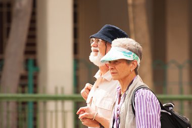 Singapur - Mart 2008.Two yaşlı turistler Avrupa'dan ziyaret Little India