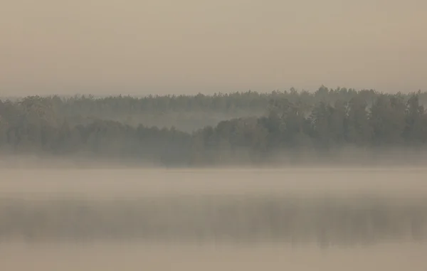 Polonia.Niebla sobre el lago.Horizontal . —  Fotos de Stock