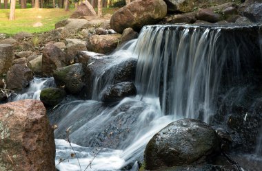 Parkta Poland.Waterfall. Autumn.Horizontal