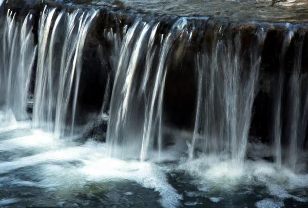 Polônia.Pequena cachoeira no parque.Horizontal — Fotografia de Stock