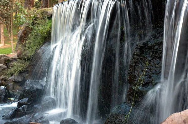 Parkta Poland.Waterfall. Autumn.Horizontal