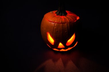 Hallween kabak izole koyu kırmızı üzerinde. Yatay.