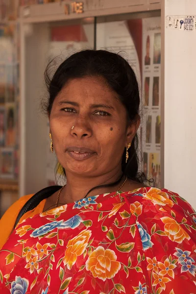 Little Índia, Singapura-2008.Retrato de mulher hindu desconhecida olhando diretamente no Little Índia District, Singapura 2008 — Fotografia de Stock