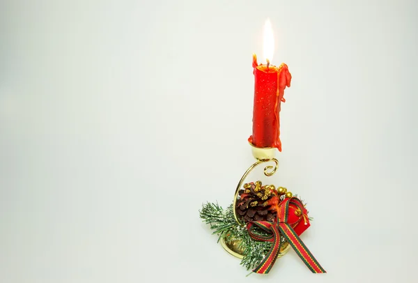 圣诞节装饰与红色蜡烛在查出的白色 — 图库照片