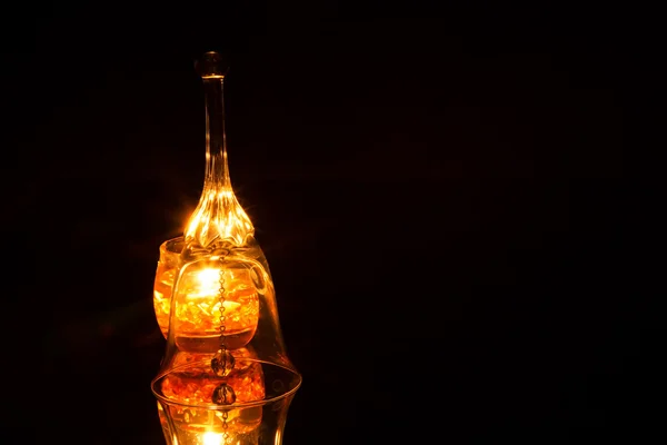 Cloche en verre ornée isolée sur un fond noir — Photo