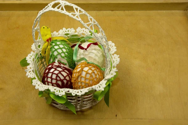 Cesta de Pascua hecha a mano sobre una mesa de madera — Foto de Stock