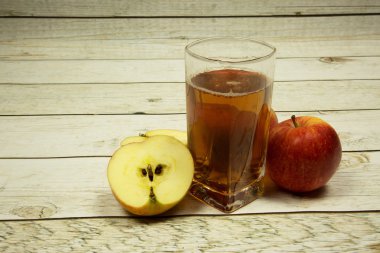 Bir bardak elma suyu ve elma ahşap arka plan Vintage