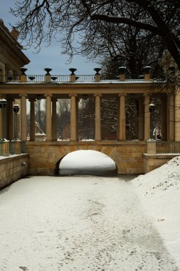 Kışın su köprü sarayının