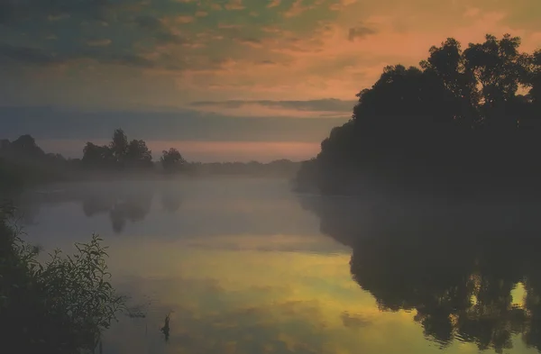 Photo vintage de beau lever de soleil brumeux sur la rivière — Photo