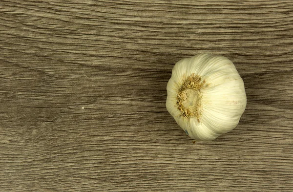 Cabeça de alho em uma bancada de madeira — Fotografia de Stock