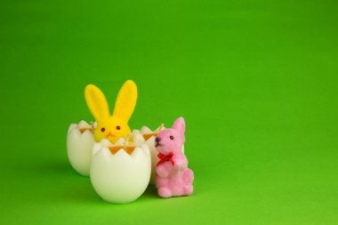 Mum ve figurines bunnies ile Paskalya dekorasyon