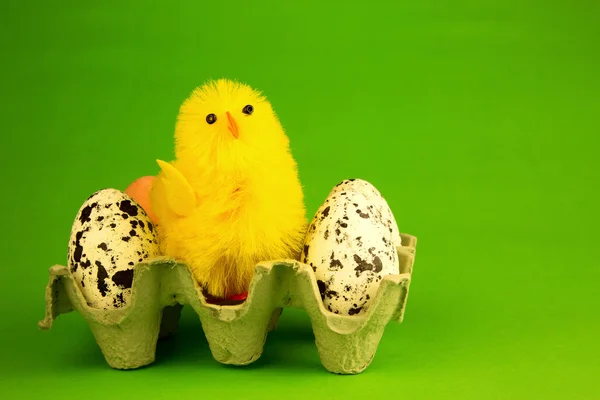 Пасхальное украшение с фигуркой курицы и яиц изолированный гр — стоковое фото