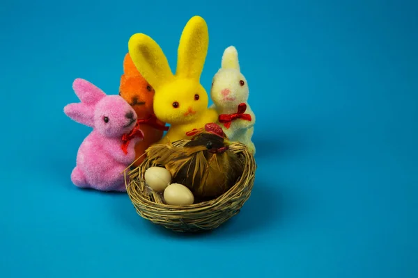 Фигуры Пасхальные кролики и курица на гнезде — стоковое фото