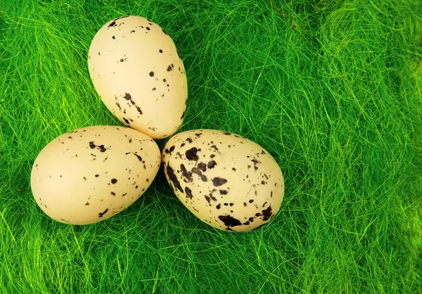 イースター装飾、緑の草の上の 3 つの大きな卵 — ストック写真