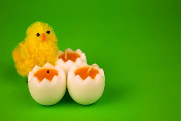 Decoración de Pascua con vela y pollo —  Fotos de Stock