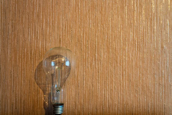 Desenli bir arkaplanda ampul.