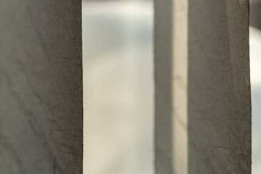 Açık renkli dikey pencere perdeleri.