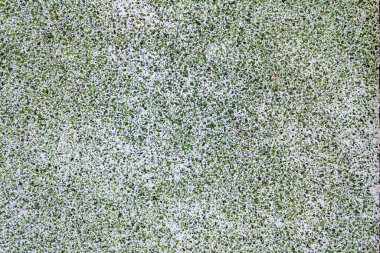 Çok renkli cam parçalarıyla kaplı beton bir duvarın dokusu..