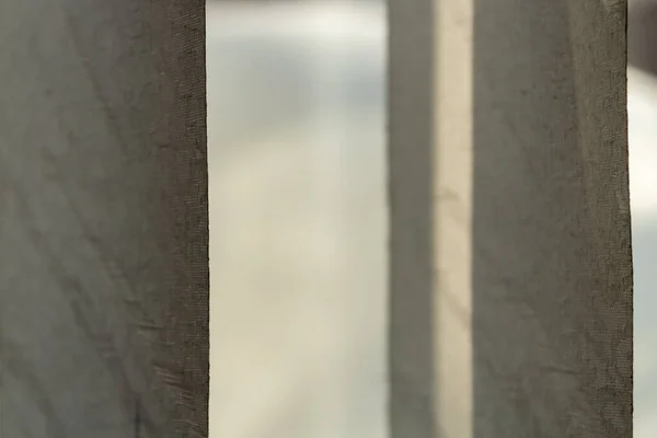 Açık renkli dikey pencere perdeleri.