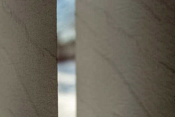 Açık renkli dikey pencere perdeleri.