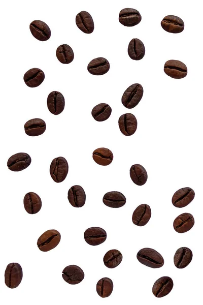 Beyaz arka planda kaotik bir şekilde duran kahve çekirdekleri..