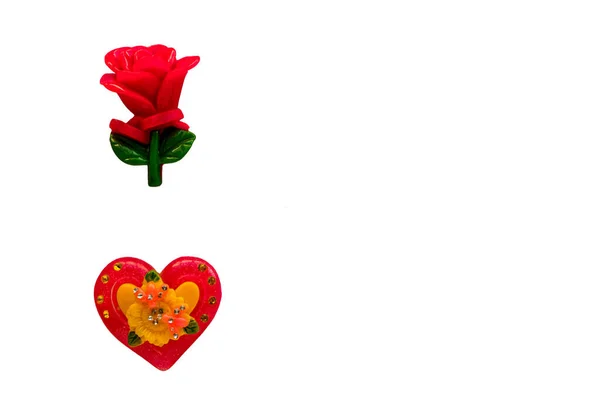 Beyaz arka planda çiçek ve kalp.