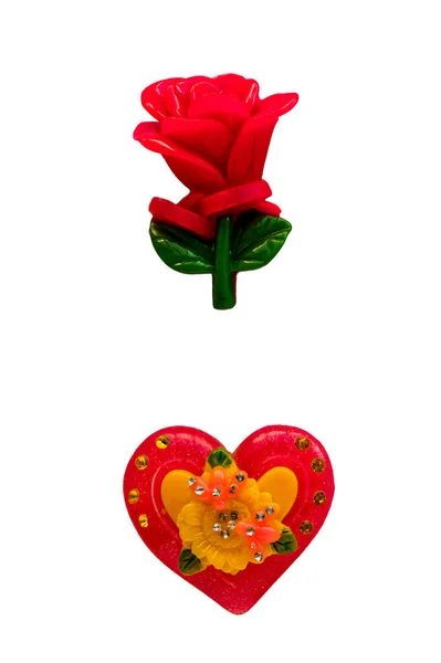 Beyaz arka planda çiçek ve kalp.