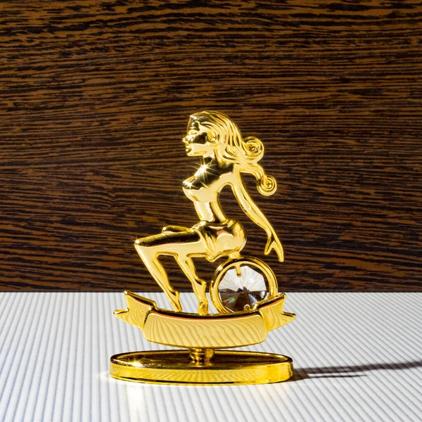 Ahşap kaplamalı altın bir bakirenin heykeli.