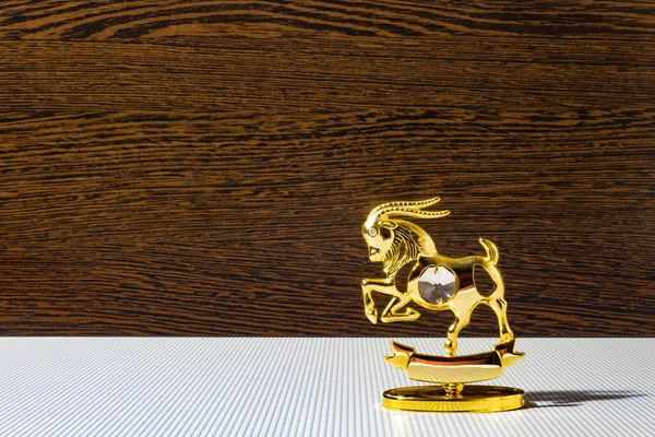 Ahşap kaplamalı altın bir dağ keçisi figürü..