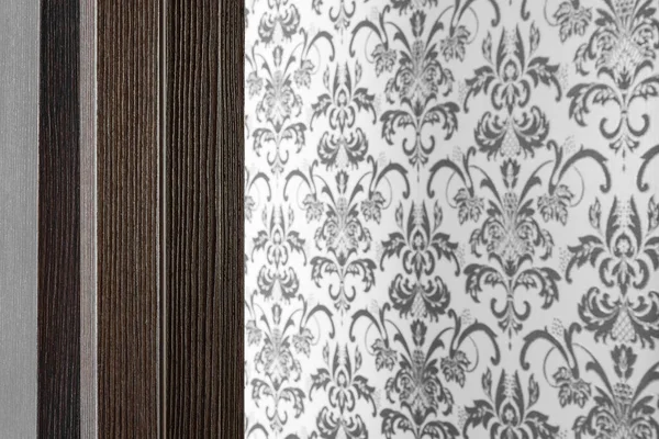 Işık duvar kağıdının arkaplanındaki desenli kapı..