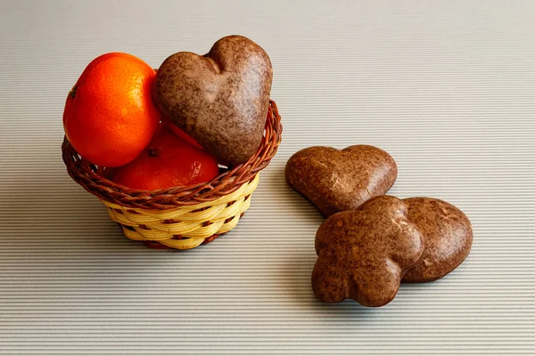 Sepette mandalinalar ve arka planda zencefilli kurabiyeler..