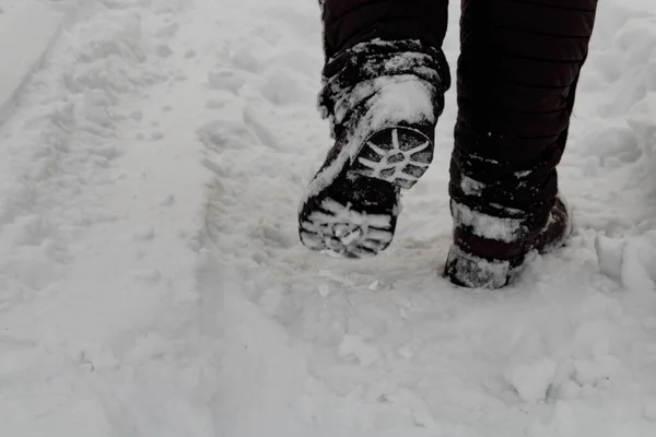 Ayaklar karlı arka planda.