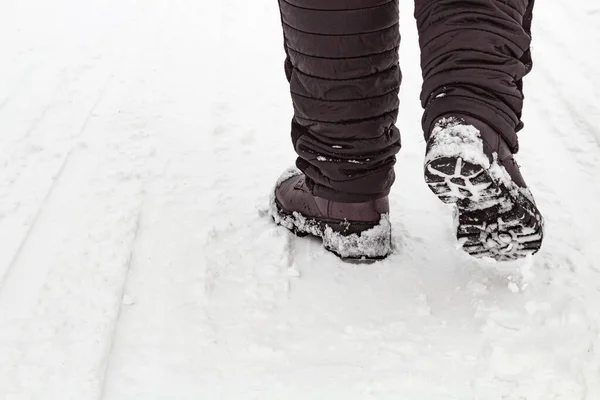 Ayaklar karlı arka planda.