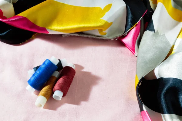 Kumaşın üzerinde üç dikiş ipliği var..