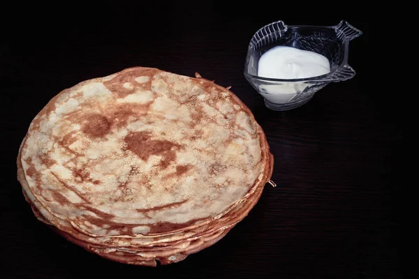 Krepler koyu bir arka planda bir kâsede süpürüldü..