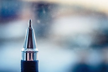 Pencereden sokağın arka planına geç.